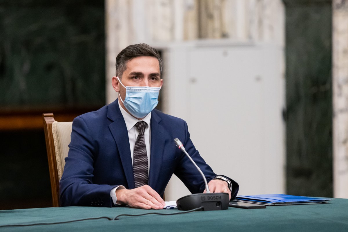 Gheorghiță: a hétfőn hatályba lépett kormányhatározat szerint ezentúl hat hónapig minősülnek védettnek azok, akik kigyógyultak a fertőzésből •  Fotó: Gov.ro