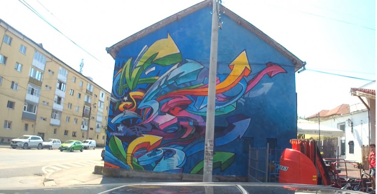 Több nagyszebeni tömbház kapott új arculatot az utcaművészeti fesztivál keretében •  Fotó: Sibiu International Street ART Festival / Facebook