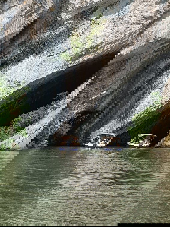 A Nagy-Kazán-szorosból nyíló, hatalmas Ponyikova-barlang bejárata, ahová a kisebb hajók be is viszik a turistákat •  Fotó: Kiss Judit