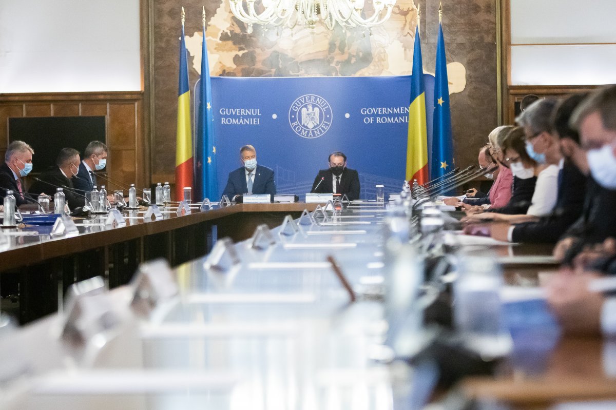 Eldördült a startpisztoly. A kormányülésen Klaus Iohannis államfő is részt vett •  Fotó: Gov.ro
