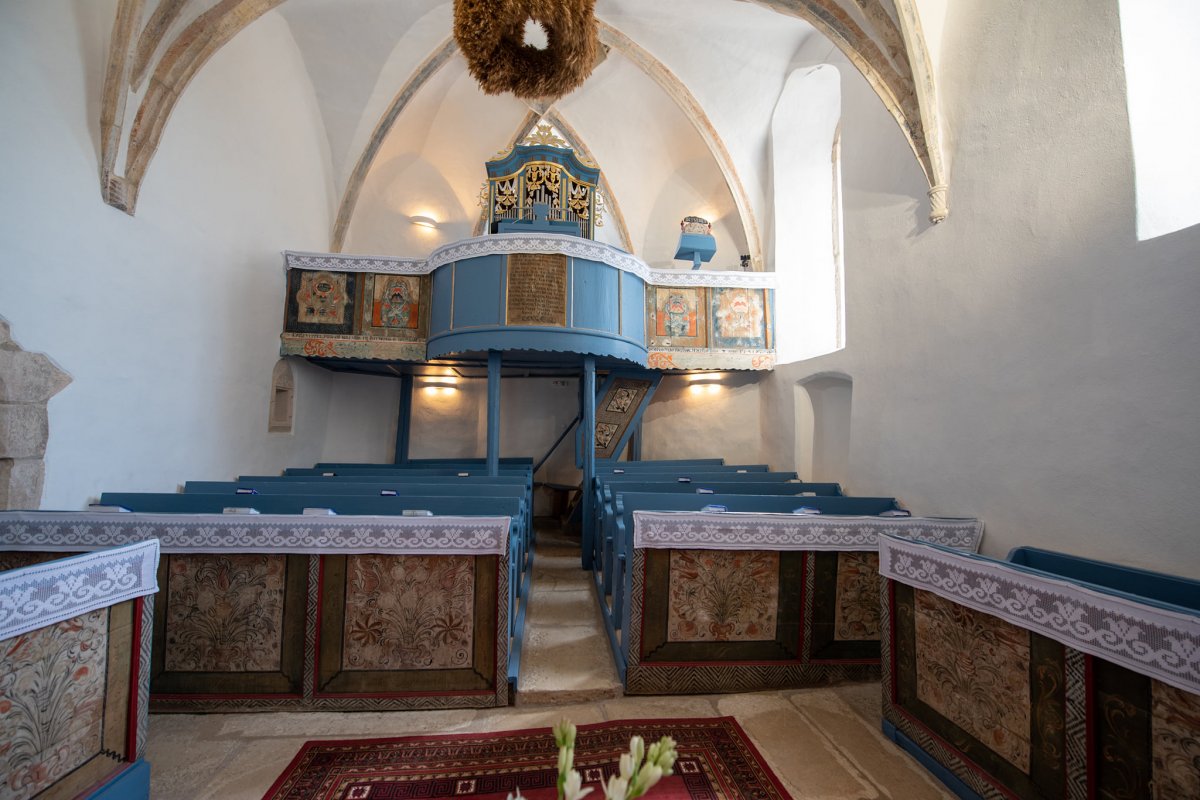 A magyarvalkói református templomban a tavalyi felújítás után csak az úrasztalára került vissza a régi varrottas •  Fotó: Kiss Gábor/Református.ro