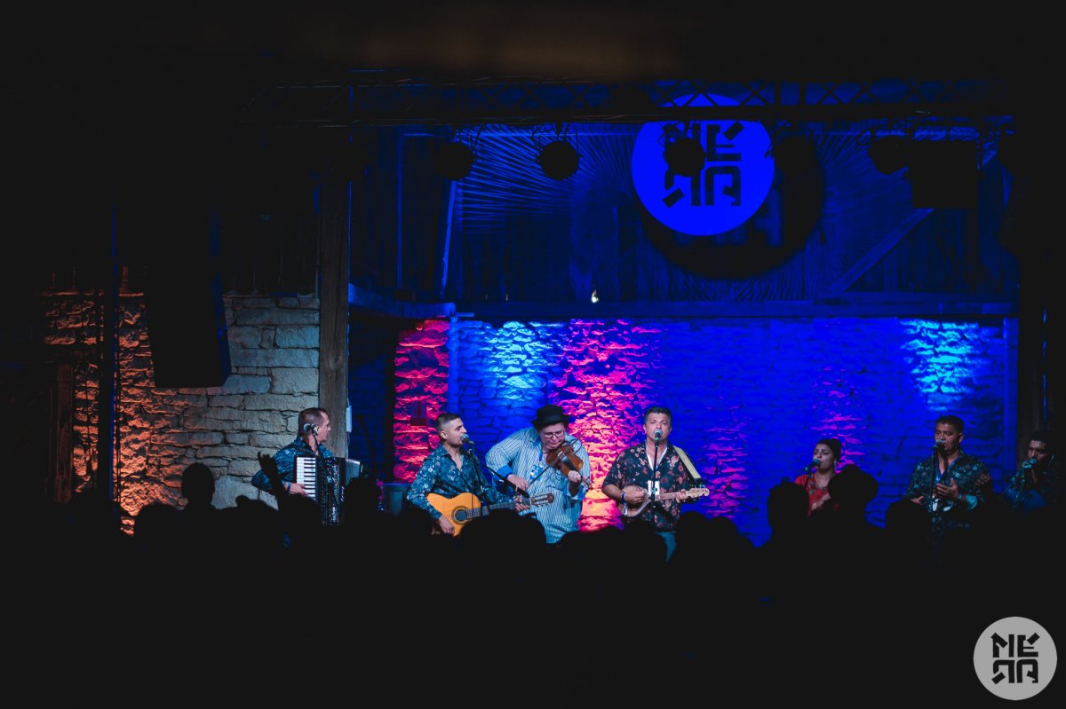 A Parno Graszt-koncertre már megtelt a Csűrszínpad előtti tér •  Fotó: Orbán Eszter és Serar Szabolcs