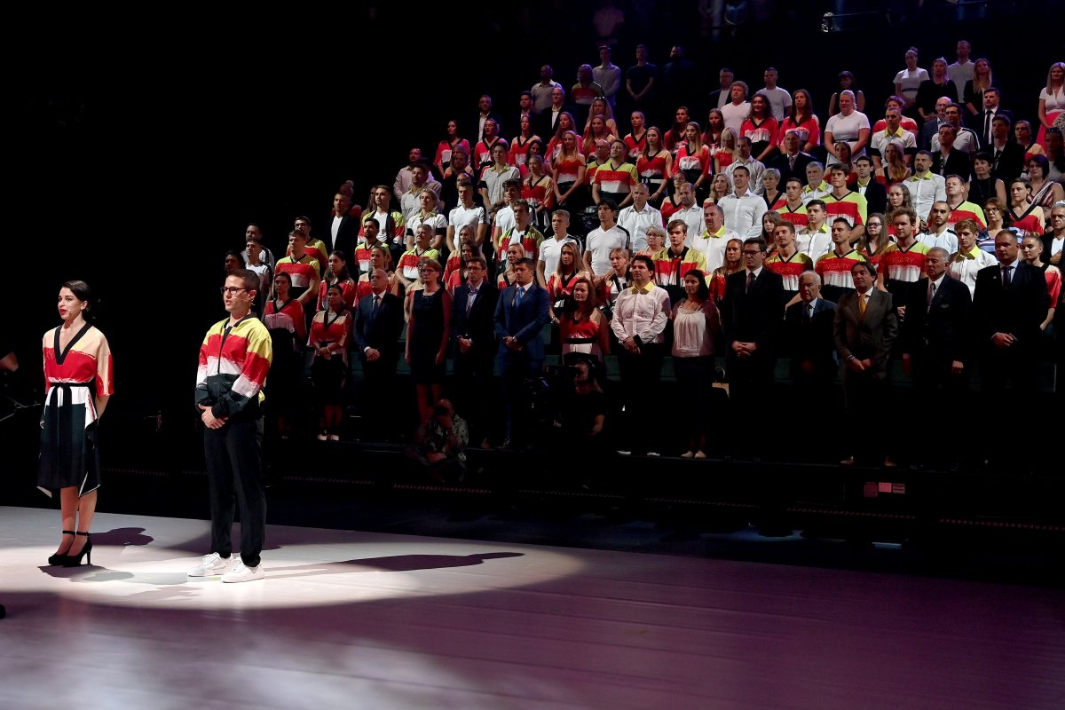 Késely Ajna úszó és Péni István sportlövő előmondja az eskü szövegét a július 23. és augusztus 8. között Tokióiban megrendezendő olimpián versenyző magyar csapat tagjainak eskütételén július 1-jén •  Fotó: MTI/Illyés Tibor