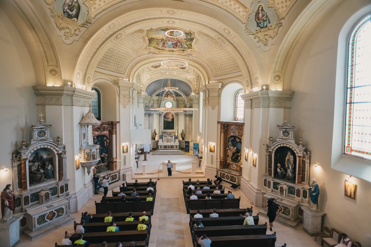 A templomhajóban restaurálták a falkép- és mennyezetfestéstés megtisztították, újrapácolták a bogárrágta padokat •  Fotó: RMDSZ/Gönczy Tamás