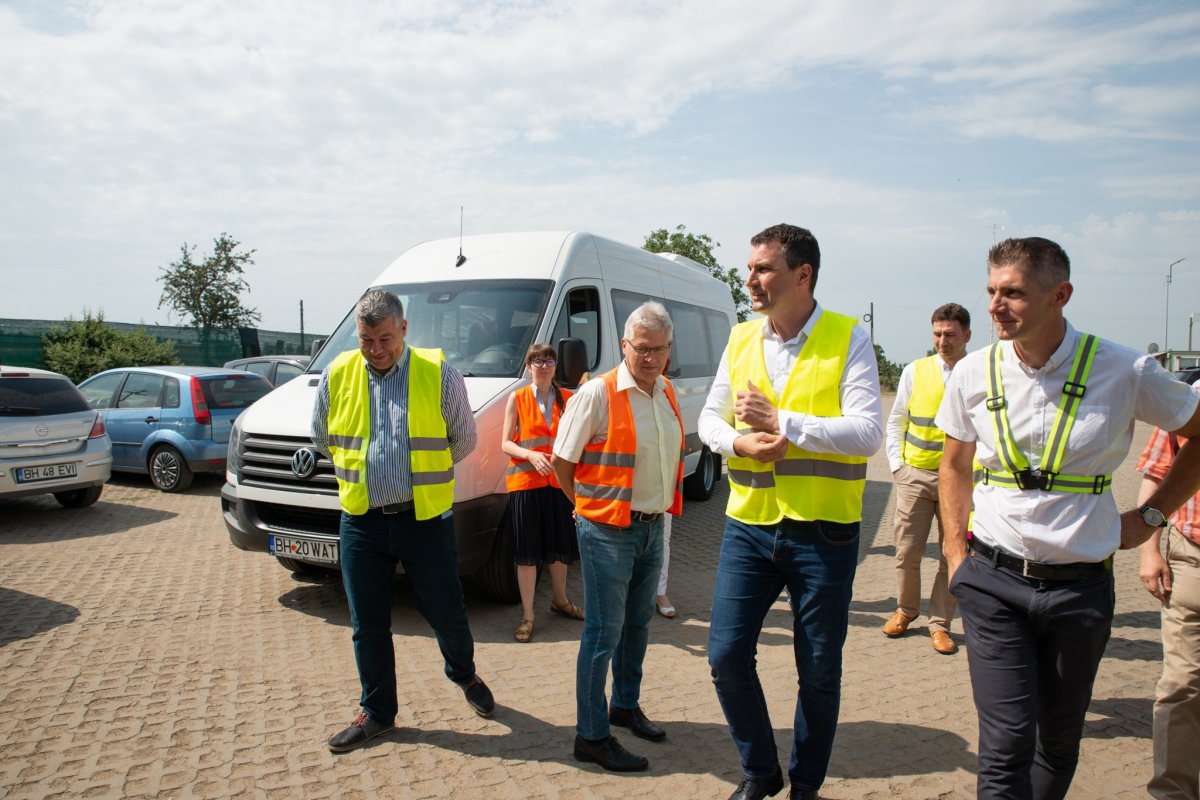 Tánczos (jobbról a második) gratulált a Bihar megyei hatóságoknak és a megyei önkormányzatnak a szelektív hulladékgyűjtés megszervezéséért •  Fotó: Tánczos Barna Facebook-oldal