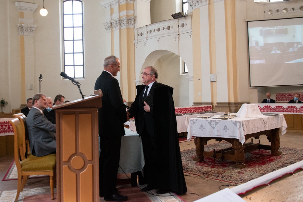 Bálint Benczédi Ferenc (jobbra) gratulál utódjának •  Fotó: Facebook/Magyar Unitárius Egyház