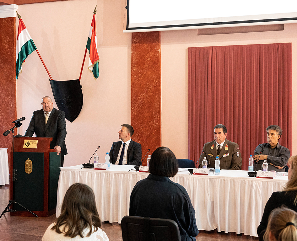 Németh Szilárd, a Honvédelmi Minisztérium parlamenti államtitkára köszöntőt mond •  Fotó: MTI/Szigetváry Zsolt