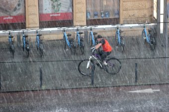 Záporok, zivatarok várhatóak több erdélyi megyében, néhol jégeső sem kizárt