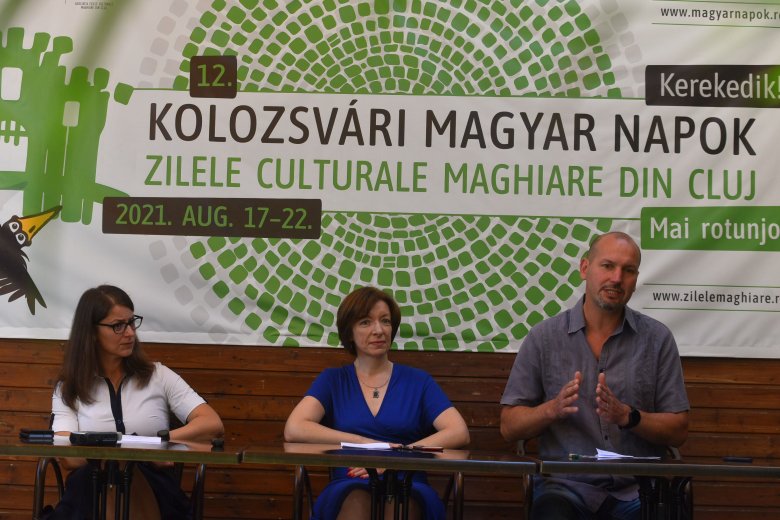 Oláh Emese, Kolozsvár alpolgármestere, Szabó Lilla, a KMN programigazgatója és Gergely Balázs, a KMN főszervezője, a Kincses Kolozsvár Egyesület elnöke tájékoztatta a sajtót a programkínálatról •  Fotó: Vakarcs Loránd/Kolozsvári Magyar Napok