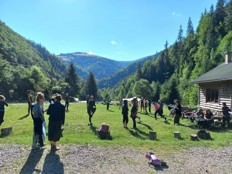 Butoh tánctábor: Európa legkülönbözőbb pontjairól érkezők mozogtak-éltek együtt a reketói ég alatt