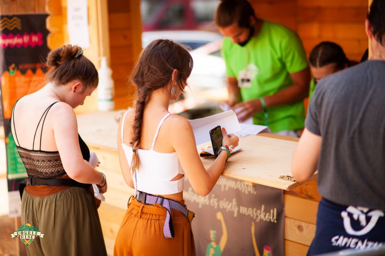 Könnyűzenei koncertekkel, színházi előadásokkal kel fel a nap Torockón