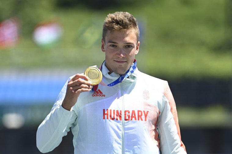 Kopasz Bálint viszi a magyar zászlót a tokiói olimpia vasárnapi záróünnepségén