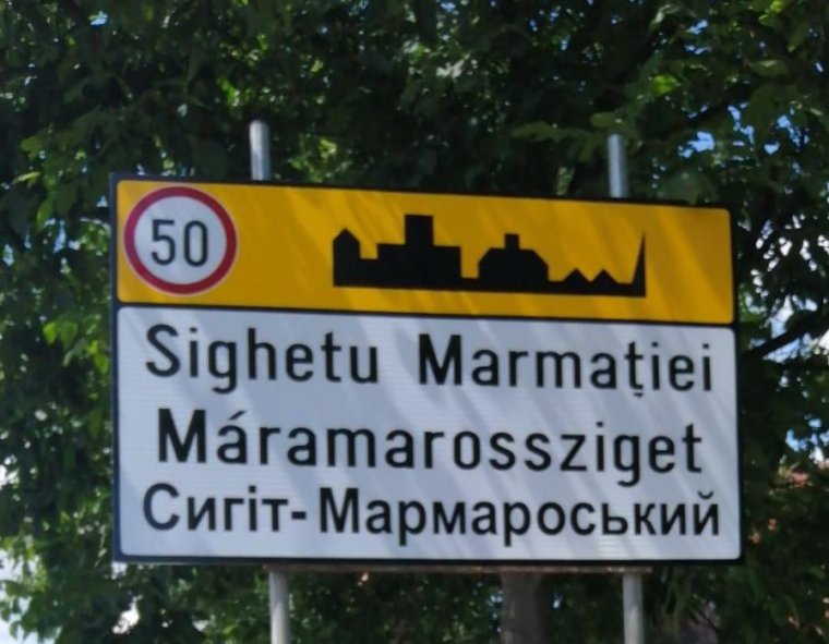 Háromnyelvű helységnévtáblával büszkélkedik Máramarossziget