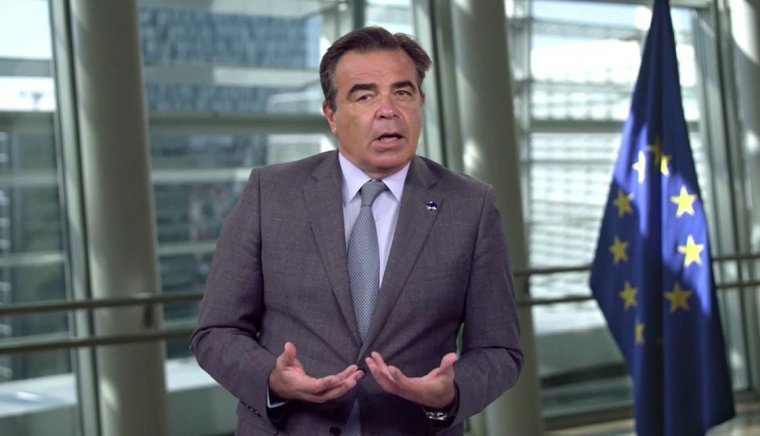 Uniós biztos: minél előbb át kell alakítani az EU menekültügyi rendszerét