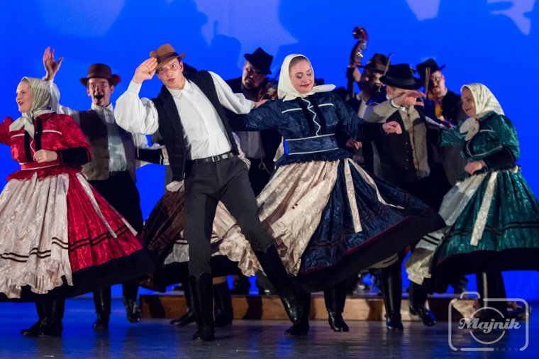 Falusi ízek: Kárpát-medencei magyar táncokkal folytatódik a szórványkaraván Arad megyében