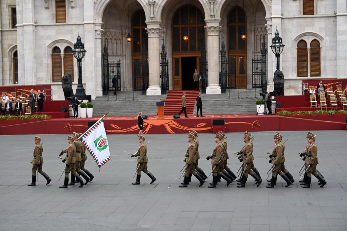 A Magyar Honvédség díszegysége a Parlament előtti Kossuth téren tartott zászlófelvonáson, a Szent István-napi ünnepségen •  Fotó: MTI/Balogh Zoltán