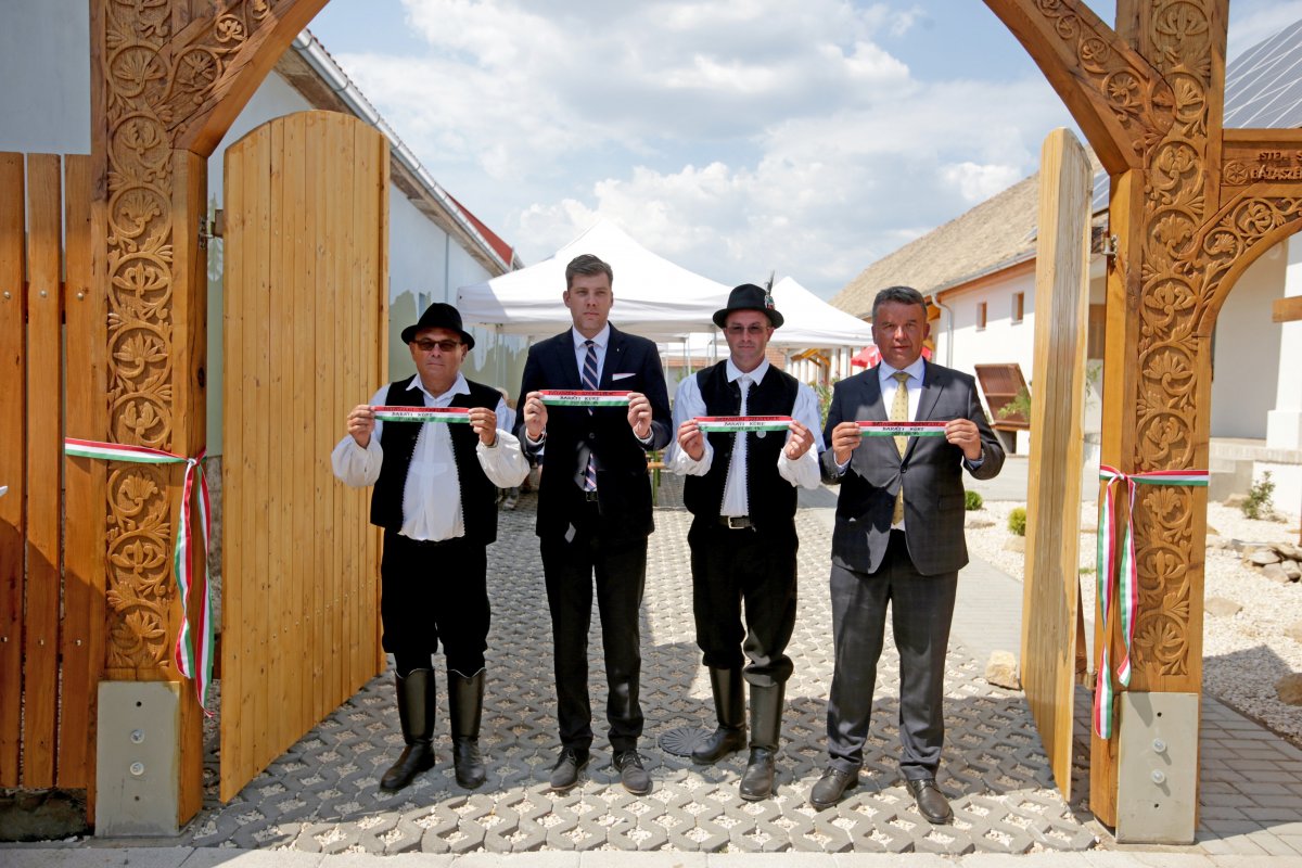 Papp Vilmos kivitelező, Szilágyi Péter miniszteri biztos, Molnár Péter, a Bátaszéki Székelyek Baráti Körének elnöke és Horváth István országgyűlési képviselő az átadáson •  Fotó: MTI/Kiss Dániel