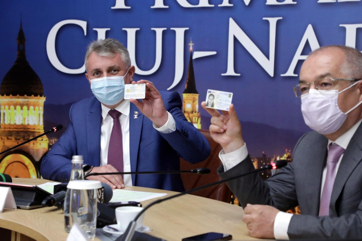 Lucian Bode és Emil Boc az új személyivel •  Fotó: Facebook/Lucian Bode