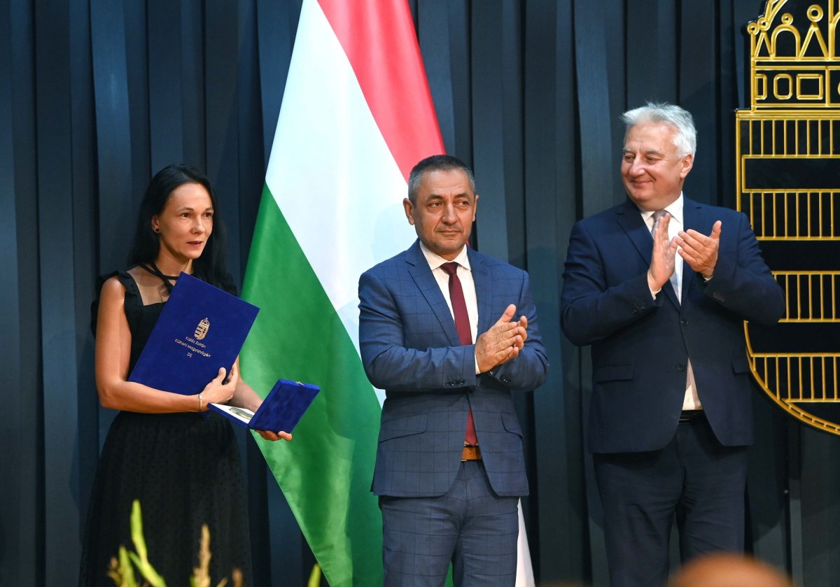 Dimény-Haszmann Orsolya, a csernátoni Haszmann Pál Múzeum igazgatója, miután átvette az intézménynek odaítélt Kallós Zoltán Külhoni Magyarságért Díjat &bullet;  Fotó: MTI/Bruzák Noémi