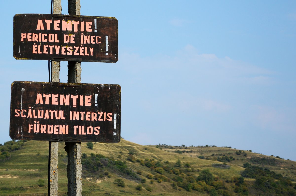 Tilos és életveszélyes, mégis sokan szívesen hűsölnek az „érintetlen” tavak, folyók vizében •  Fotó: Jakab Mónika