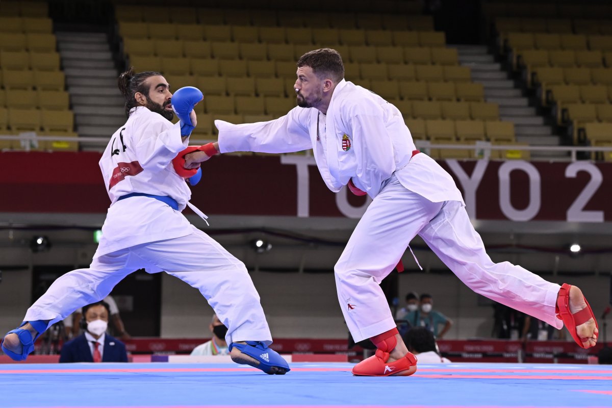 Hárspataki Gábor (piros) és az azeri Rafael Agajev a férfi karatésok 75 kilogrammos súlycsoportjának elődöntőjében •  Fotó: MTI/Kovács Tamás