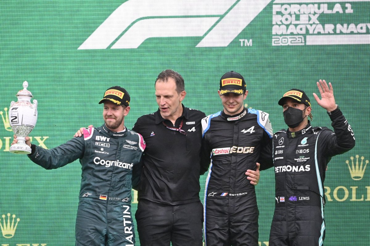 A győztes Esteban Ocon, az Alpine francia versenyzője (j2), a második helyezett Sebastian Vettel, az Aston Martin német versenyzője (b) és a harmadik Lewis Hamilton, a Mercedes brit versenyzője (j) a dobogón •  Fotó: MTI/Szigetváry Zsolt