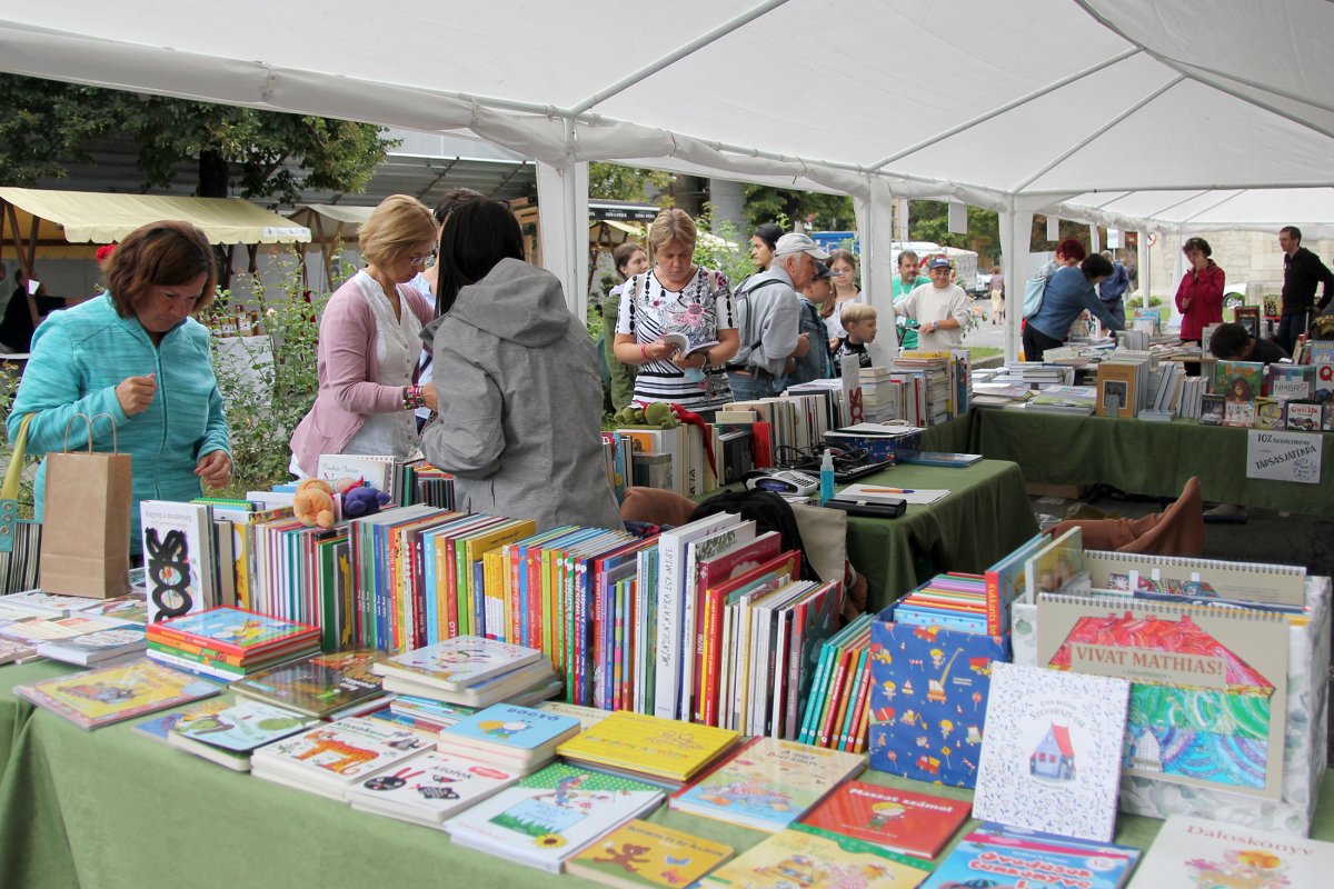Könyvvásár: gazdag kínálattal jelentkeztek a kiadók •  Fotó: Jakab Mónika