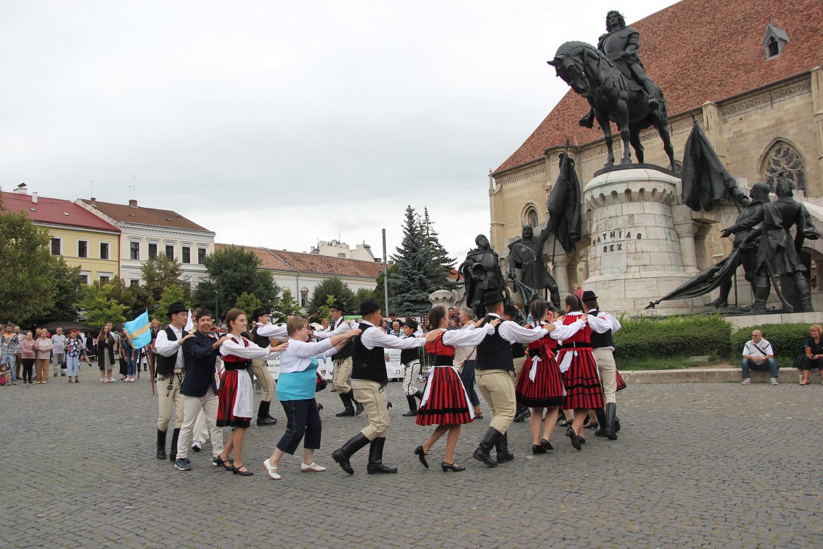 Táncosok kavalkádja Mátyás király szobra előtt •  Fotó: Jakab Mónika