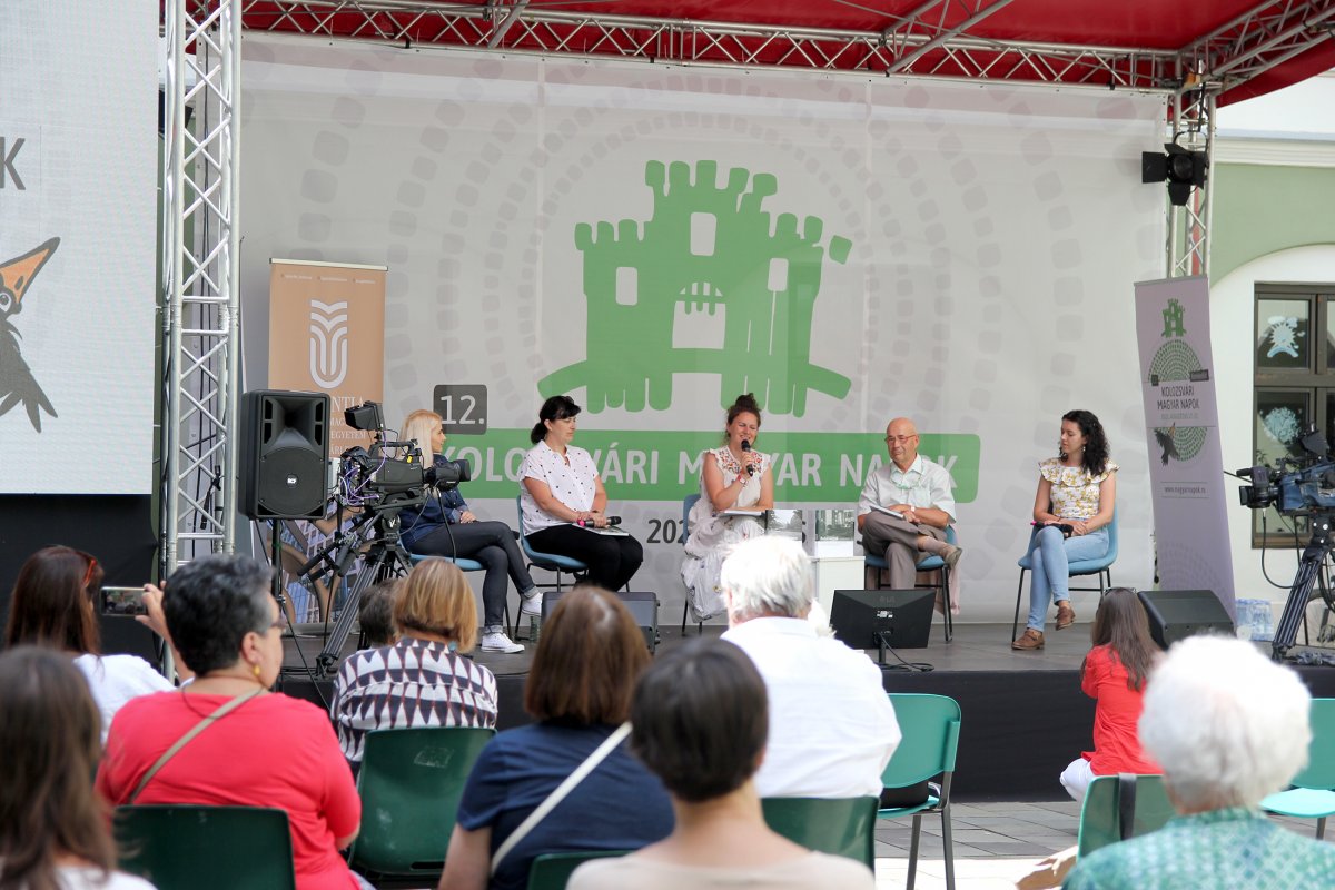 Könyvbemutató a Kolozsvári Református Kollégium udvarán •  Fotó: Jakab Mónika