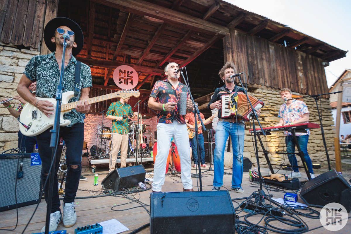 A Latin-Amerikában népszerű cumbia legősibb formáját hozta el Mérába a Los Orangutanes zenekar •  Fotó: Méra Világzenei Csűrfesztivál / Facebook