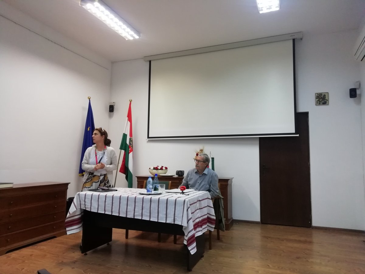 Gróh Gáspár irodalomtörténész, kritikus mérnöki precizitással és szenvedélyes elkötelezettséggel ismertette az író életpályájának főbb állomásait • Fotó: Oláh Eszter