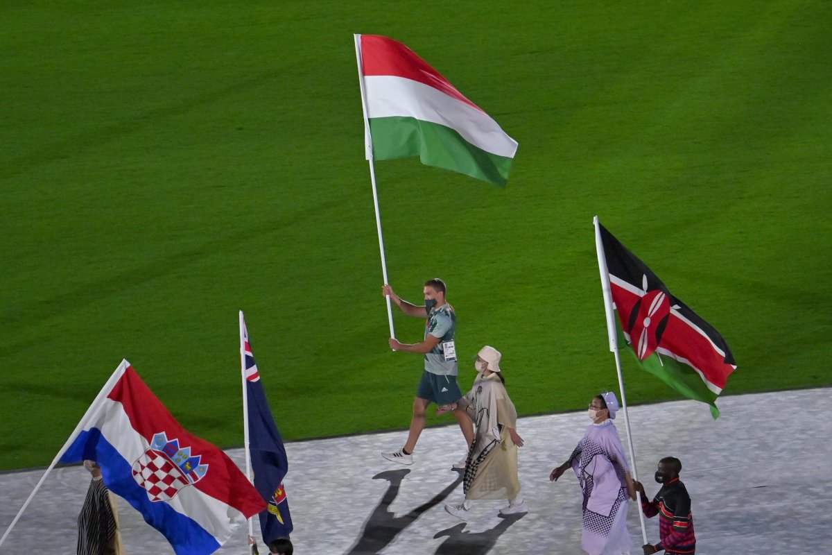 Kopasz Bálint, a kajak egyesek 1000 méteres versenyének olimpiai bajnoka viszi a magyar zászlót a járvány miatt 2021-re halasztott 2020-as tokiói nyári olimpia záróünnepségén az Olimpiai Stadionban •  Fotó: MTI/Czeglédi Zsolt