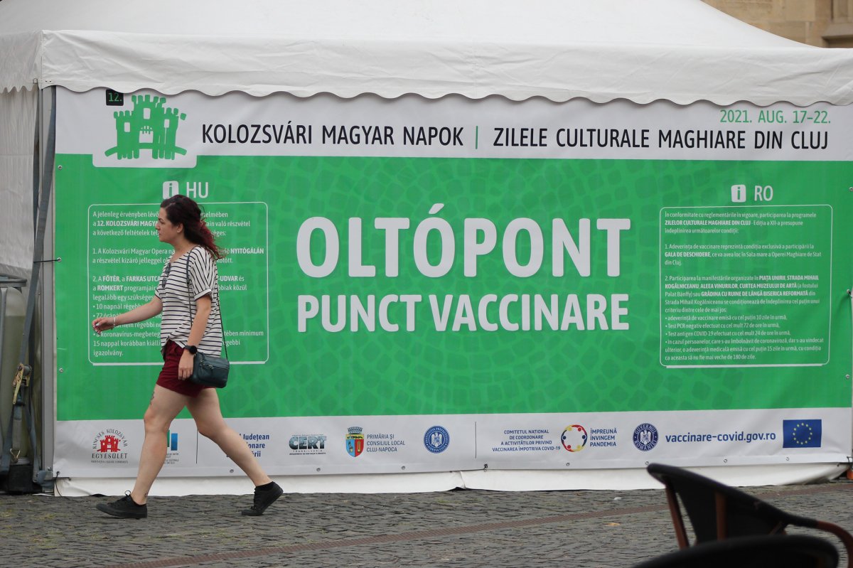 A magyar napos oltópontnál eddig több mint százan oltakoztak •  Fotó: Jakab Mónika