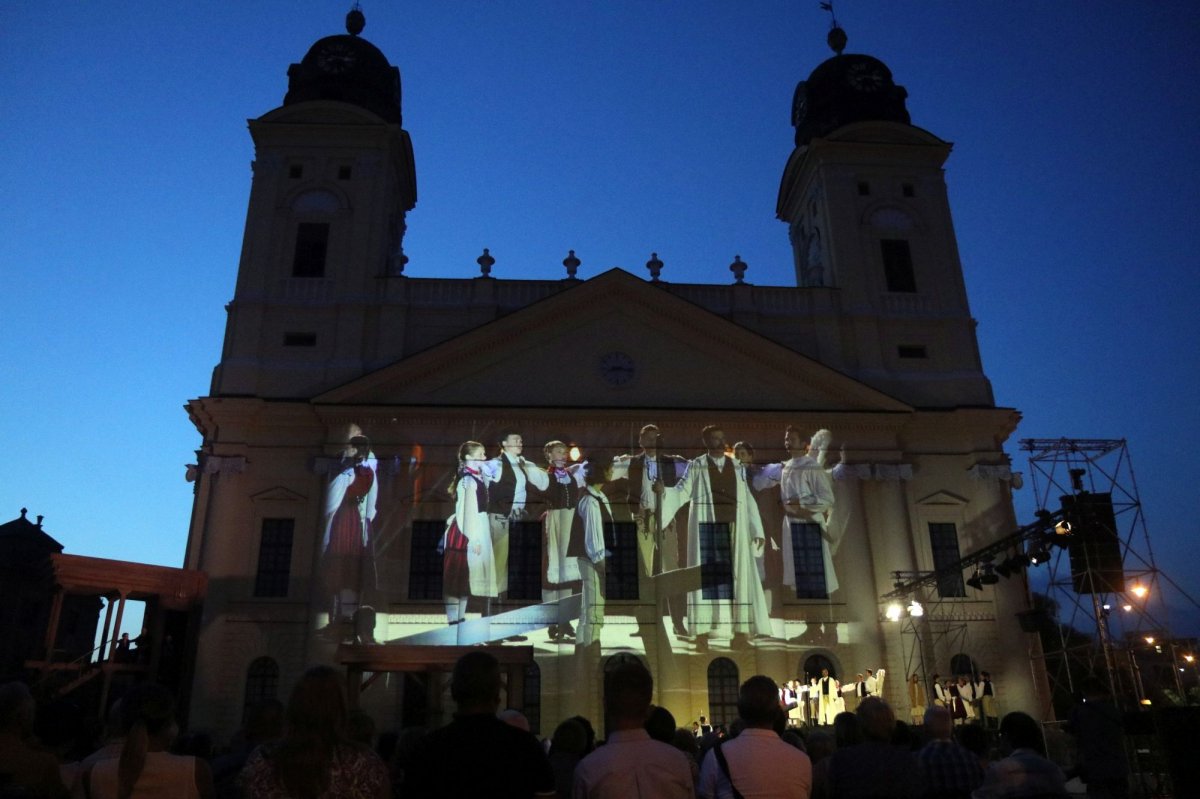 A Csíksomlyói passió című előadás a debreceni Kossuth téren •  Fotó: MTI/Vajda János