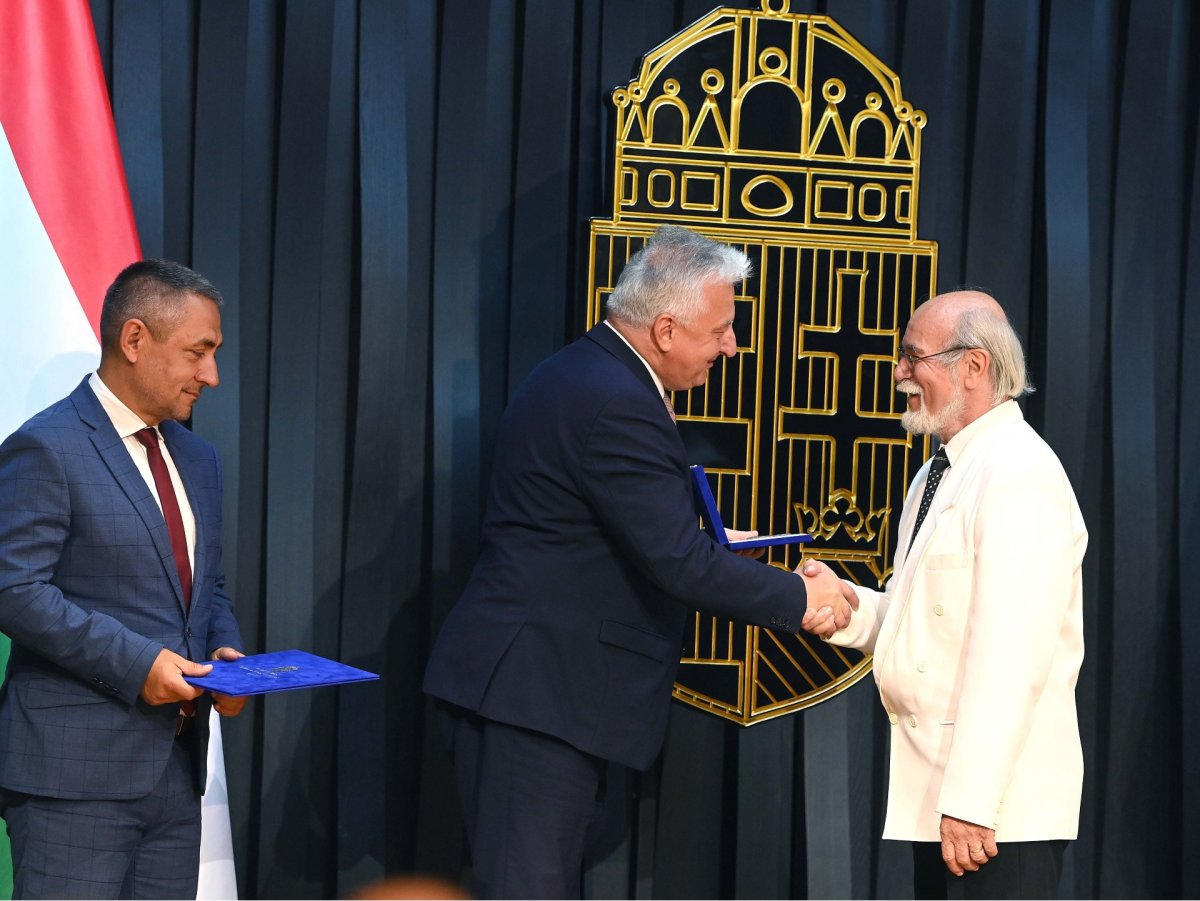 Semjén Zsolt és Potápi Árpád János átadja a Kallós Zoltán Külhoni Magyarságért Díjat Meleg Vilmos színművésznek, a nagyváradi Szigligeti Színház Szigligeti Társulatának volt  tagjának &bullet;  Fotó: MTI/Bruzák Noémi