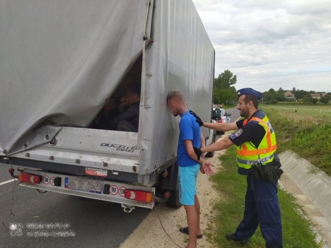 A járművet vezető 27 éves román férfit és kísérőjét, egy 23 éves, szintén román férfit a rendőrök elfogták &bullet;  Fotó: Police.hu