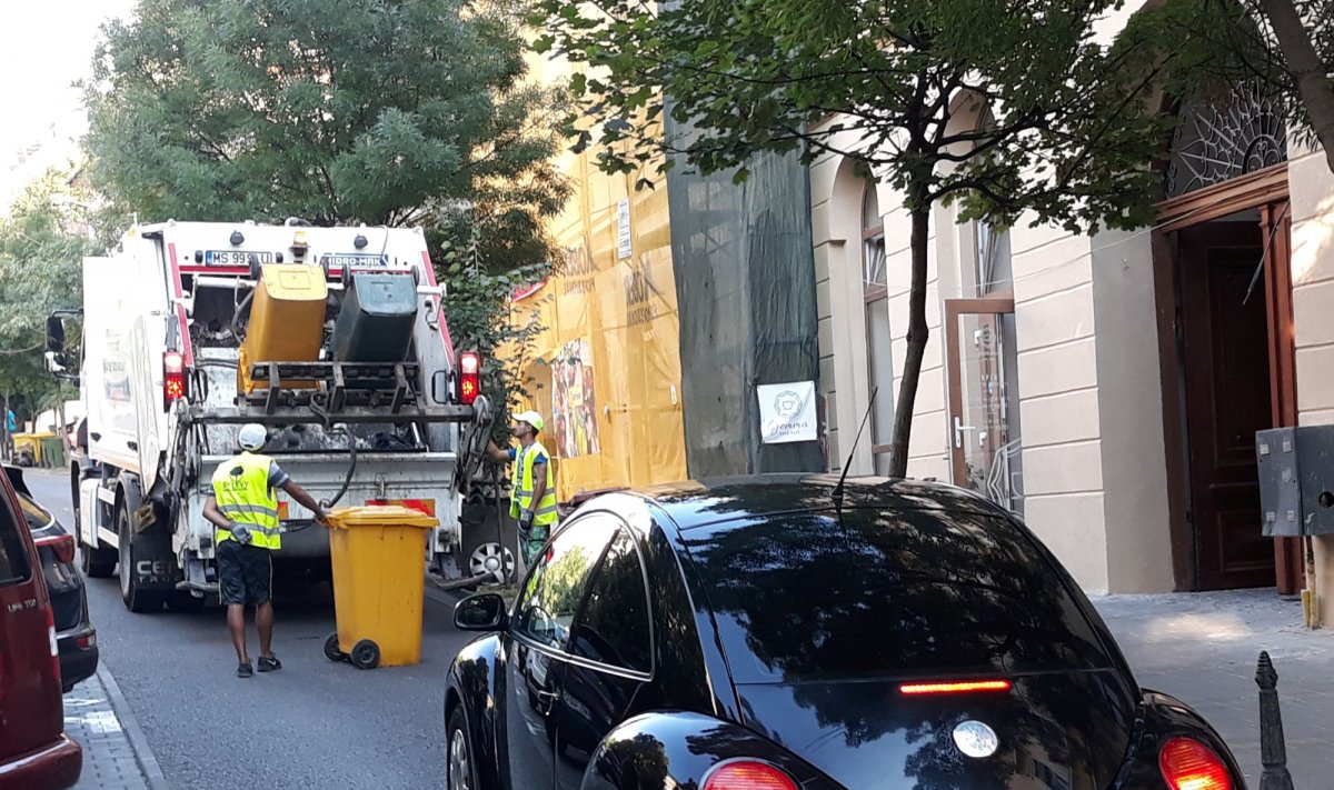 Dugó. Sok egyirányú utcában gondot okoznak a szemetesautók a marosvásárhelyi csúcsforgalomban •  Fotó: Szucher Ervin
