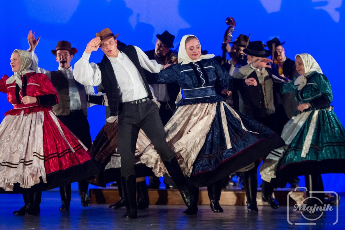 Néprajzi kalandozásra hív a Falusi ízek című táncprodukció Arad megye magyarlakta településein • Fotó: Aradi Kamaraszínház