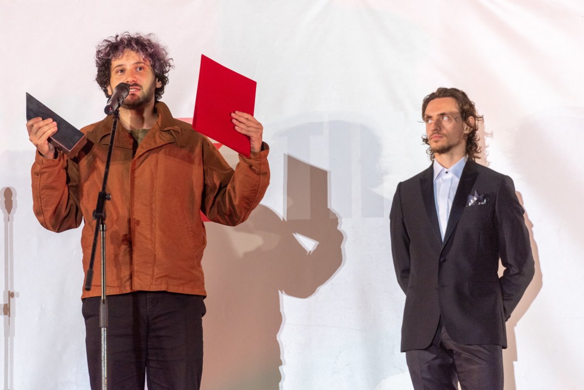 Filipp Jurjev orosz rendező kezében a Transilvania Trófeával •  Fotó: MTI/Kiss Gábor