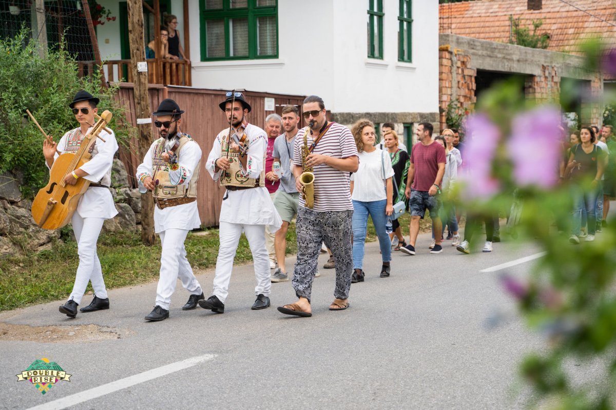 Muzsikaszó, pezsgés töltötte be a Székelykő lábánál fekvő Torockó utcáit az 5. alkalommal szervezett Double Rise fesztiválon • Fotó: Tóth Helga/Double Rise