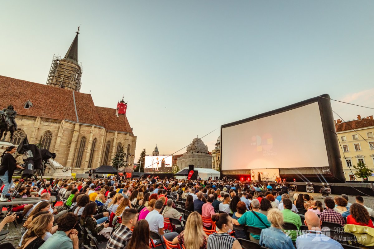 Kolozsvári életkép a Transilvania Nemzetközi Filmfesztiválról: kívülről úgy látszik, mintha mi sem történt volna •  Fotó: Tiff.ro