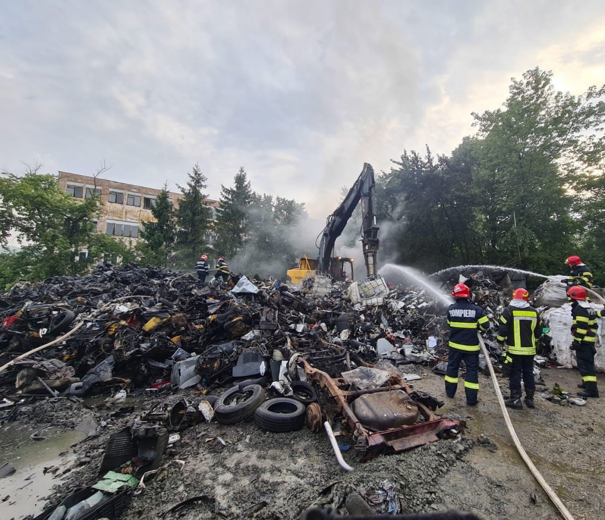A tűzoltók hétfőn több órán át küzdöttek a sűrű füsttel járó lángokkal •  Fotó: Facebook/Isu Smurd Salaj