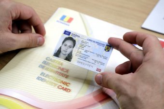 Érkeznek az e-személyik: ingyenes lesz az új igazolvány, amelyen már csak a chip fogja tudni címünket, születési helyünket