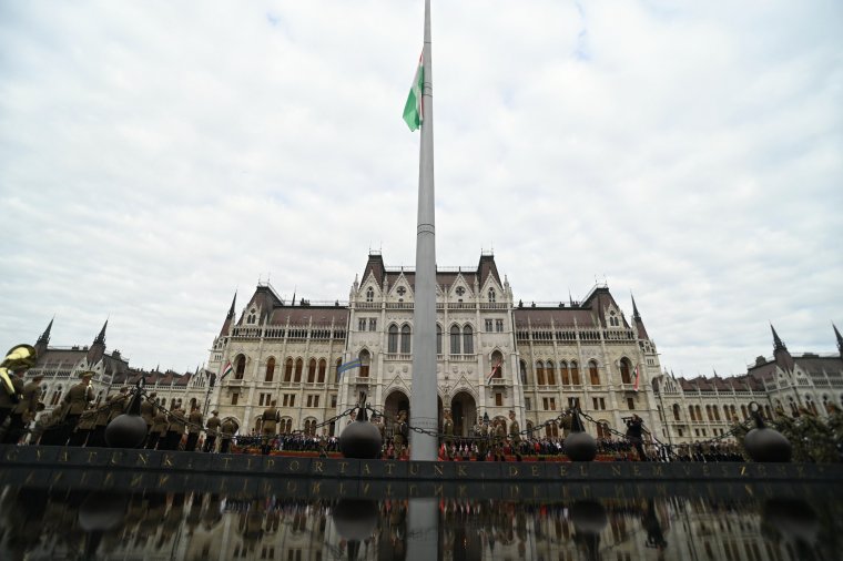 Felvonták a nemzeti lobogót az Országház előtt az államalapítás ünnepén