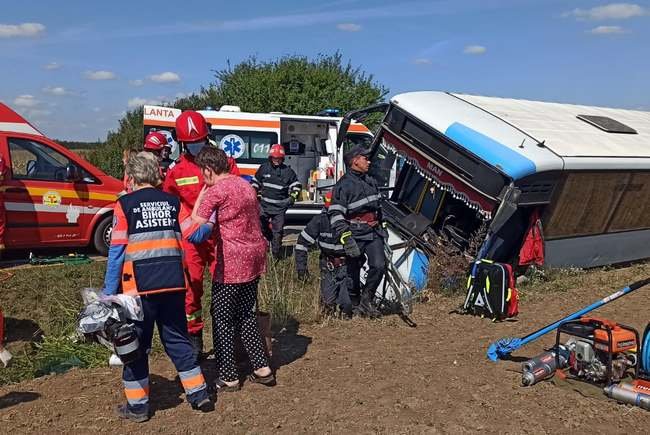 FRISSÍTVE – Árokba borult egy busz Bihar megyében, két személyt SMURD-helikopterrel szállítottak kórházba