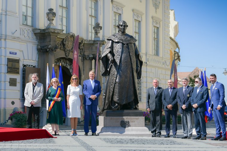 Különleges sziluett, impozáns helyen: Klaus Iohannis felavatta Deák Árpád Brukenthal-szobrát Nagyszebenben