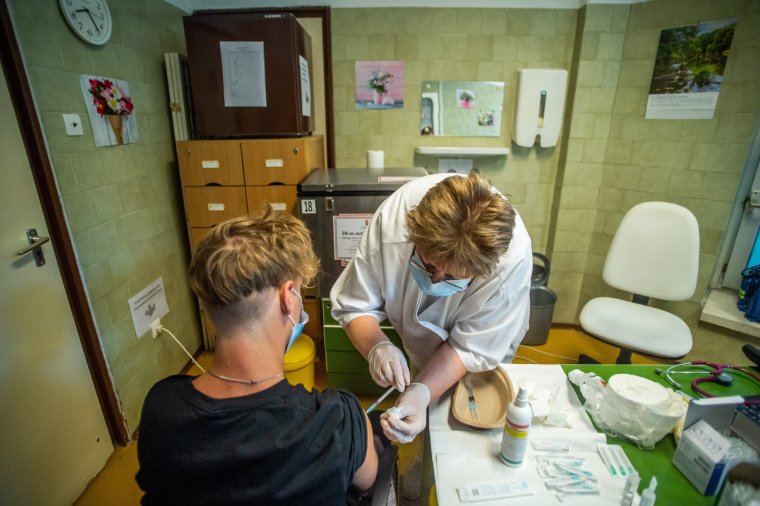 Oltási kampányt szerveznek a romániai iskolákban és egyetemeken, növelnék a 30 százalékot alig meghaladó átoltottságot
