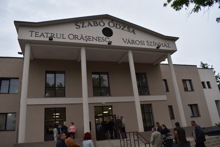 Székelyhíd szülöttje a megújult városi színház névadója