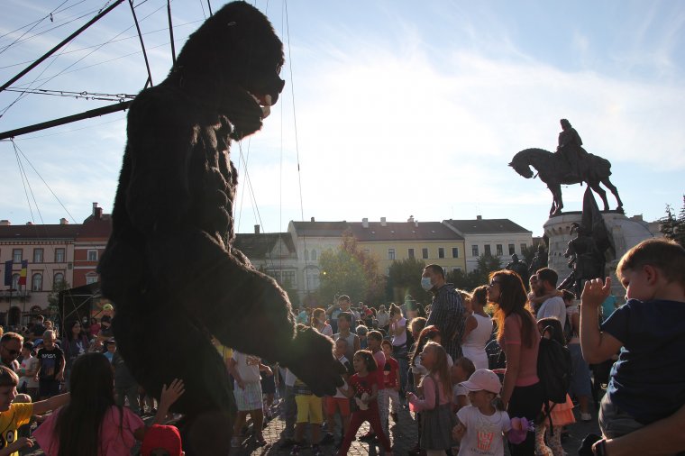 Óriásbábok és gyerekek népesítették be Kolozsvárt (képriport)