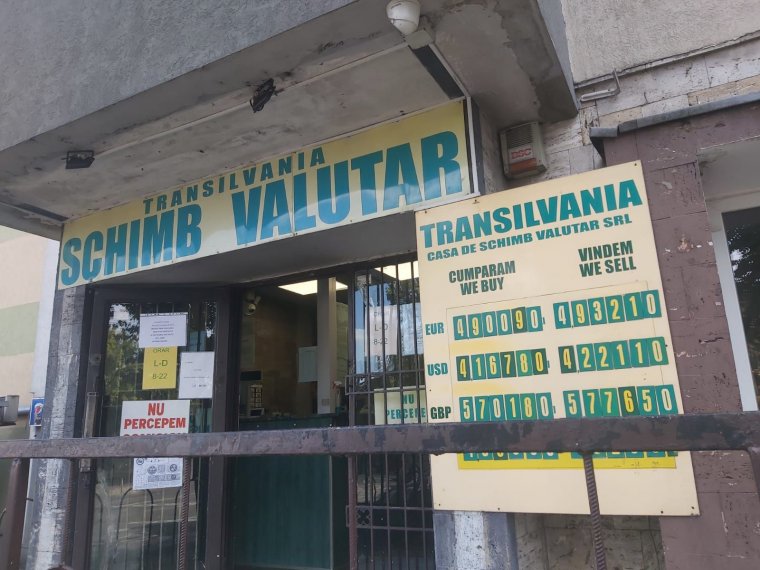 Befektetési szakértők szerint egy év múlva haladhatja meg az öt lejt az euró árfolyama